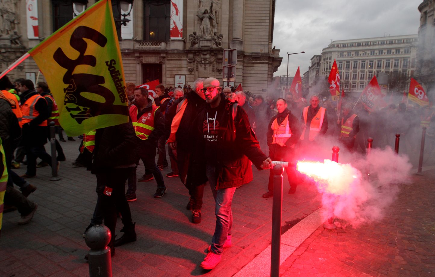 L’autostoppeur le contraint à retirer de l’argent au distributeur